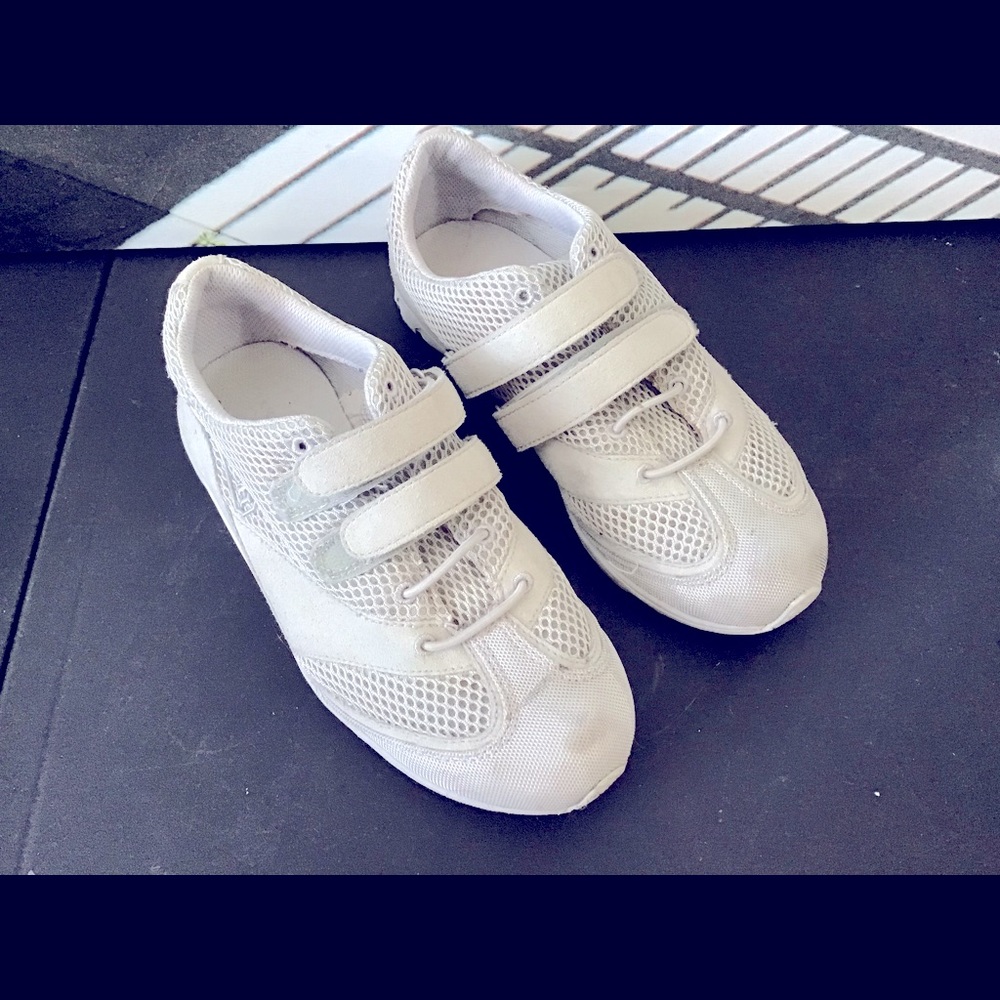 COACH TENNIS SHOES SIZE 6